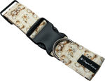 Hundehalsband im Design Soft Beginnings mit niedlichem Teddybären- und Blumenmuster in sanften Beige- und Cremetönen. Das handgefertigte Halsband von Doggies Couture verfügt über einen frostsicheren Klickverschluss und einen D-Ring zur Leinenbefestigung. Stilvolles und hochwertiges Hundezubehör für den Alltag. 🧸🤍