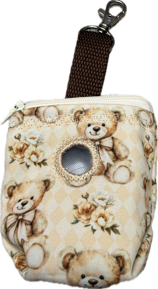 Kotbeutelspender im Design Soft Beginnings mit niedlichem Teddybären- und Blumenmuster in sanften Beige- und Cremetönen. Der handgefertigte Kotbeutelspender von Doggies Couture verfügt über eine große Öffnung zum einfachen Entnehmen der Kotbeutel, Platz für zwei Rollen und einen Karabiner zur einfachen Befestigung an Leine, Tasche oder Geschirr. Stilvolles und praktisches Hundezubehör für unterwegs. 🧸🤍