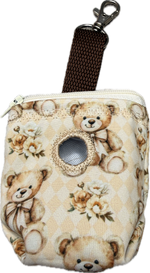 Kotbeutelspender im Design Soft Beginnings mit niedlichem Teddybären- und Blumenmuster in sanften Beige- und Cremetönen. Der handgefertigte Kotbeutelspender von Doggies Couture verfügt über eine große Öffnung zum einfachen Entnehmen der Kotbeutel, Platz für zwei Rollen und einen Karabiner zur einfachen Befestigung an Leine, Tasche oder Geschirr. Stilvolles und praktisches Hundezubehör für unterwegs. 🧸🤍