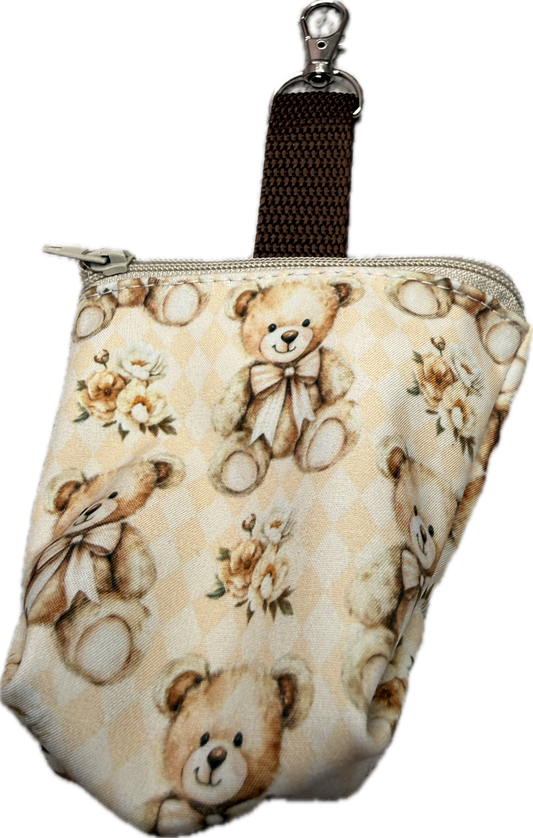 Leckerlibeutel im Design Soft Beginnings mit liebevollem Teddybären- und Blumenmuster in sanften Beige- und Cremetönen. Der handgefertigte Leckerlibeutel von Doggies Couture bietet ausreichend Platz für Hundeleckerlis, ist mit einem Reißverschluss verschließbar und lässt sich dank Karabiner einfach an Leine, Tasche oder Kleidung befestigen. Praktisches und stilvolles Hundezubehör für Spaziergänge, Training und Alltag. 🧸🤍