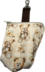 Leckerlibeutel im Design Soft Beginnings mit liebevollem Teddybären- und Blumenmuster in sanften Beige- und Cremetönen. Der handgefertigte Leckerlibeutel von Doggies Couture bietet ausreichend Platz für Hundeleckerlis, ist mit einem Reißverschluss verschließbar und lässt sich dank Karabiner einfach an Leine, Tasche oder Kleidung befestigen. Praktisches und stilvolles Hundezubehör für Spaziergänge, Training und Alltag. 🧸🤍