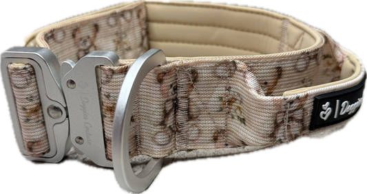 Tactical Hundehalsband Soft Beginnings mit Teddybären- und Blumenmuster in sanften Beige- und Cremetönen. Das handgefertigte 5 cm breite Halsband von Doggies Couture verfügt über eine robuste Metall-Sicherheitsschnalle, einen stabilen D-Ring und eine weiche Polsterung für hohen Tragekomfort. Hochwertiges Hundezubehör für große und aktive Hunde. 🧸🤍