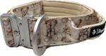 Tactical Hundehalsband Soft Beginnings mit Teddybären- und Blumenmuster in sanften Beige- und Cremetönen. Das handgefertigte 5 cm breite Halsband von Doggies Couture verfügt über eine robuste Metall-Sicherheitsschnalle, einen stabilen D-Ring und eine weiche Polsterung für hohen Tragekomfort. Hochwertiges Hundezubehör für große und aktive Hunde. 🧸🤍