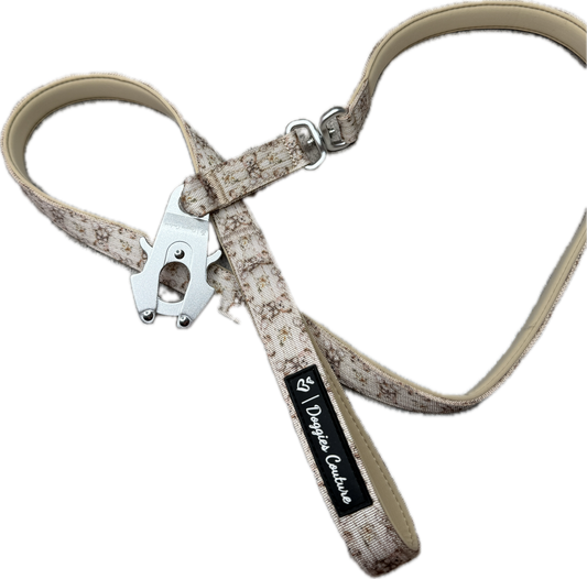 Tactical Hundeleine im Design Soft Beginnings mit Teddybären- und Blumenmuster in sanften Beige- und Cremetönen. Die handgefertigte Leine von Doggies Couture ist 25 mm breit und mit einem hochwertigen Schnappkarabiner aus dem Bergsport ausgestattet. Der integrierte Zwirbler verhindert ein Verdrehen der Leine, während die hohe Bruchlast von ca. 500 kg für maximale Sicherheit sorgt. Stilvolle und robuste Hundeleine für Alltag, Training und Abenteuer. 🧸
