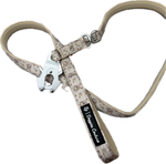 Tactical Hundeleine im Design Soft Beginnings mit Teddybären- und Blumenmuster in sanften Beige- und Cremetönen. Die handgefertigte Leine von Doggies Couture ist 25 mm breit und mit einem hochwertigen Schnappkarabiner aus dem Bergsport ausgestattet. Der integrierte Zwirbler verhindert ein Verdrehen der Leine, während die hohe Bruchlast von ca. 500 kg für maximale Sicherheit sorgt. Stilvolle und robuste Hundeleine für Alltag, Training und Abenteuer. 🧸