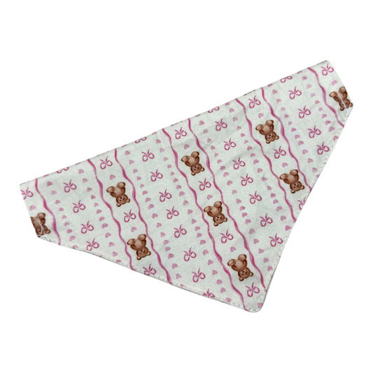 Handgefertigtes Hundehalstuch „Tied in Softness“ mit romantischem rosa Schleifen-, Herz- und Teddy-Motiv. Erhältlich als klassisches Halstuch, Gummiband-Halstuch oder Halsband-Halstuch zum Durchfädeln des eigenen Halsbandes. Gefertigt aus hochwertiger Baumwolle für angenehmen Tragekomfort. Verfügbar in den Größen XXS–L. Das perfekte Accessoire für stilbewusste Hunde und besondere gemeinsame Momente.