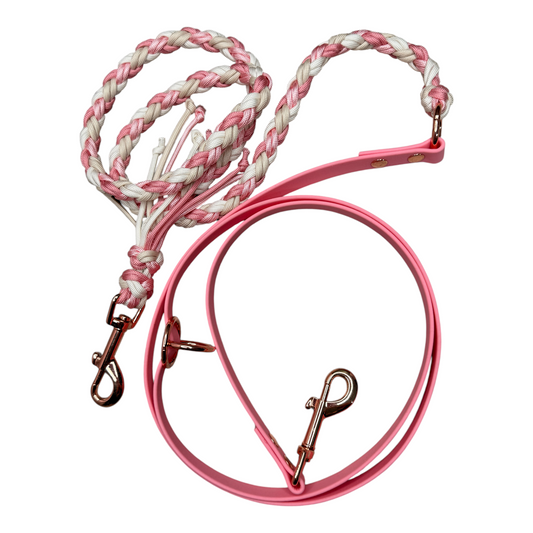 Handgefertigte Double Trouble Hundeleine „Tied in Softness“ mit zartem rosaton.  Die Kombination aus robuster Biothane und weichem Paracord sorgt für mehr Style, hohen Tragekomfort und besondere Alltagstauglichkeit. Mit zwei frostsicheren 360-Grad-Bolzenkarabinern und einem verstellbaren Ring für flexible Tragevarianten – von der klassischen Handschlaufe bis zur praktischen Crossbody-Leine. Handsfree nutzbar und dennoch sicher. Standardlänge 220 cm, weitere Längen auf Wunsch er