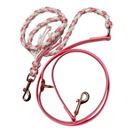 Handgefertigte Double Trouble Hundeleine „Tied in Softness“ mit zartem rosaton.  Die Kombination aus robuster Biothane und weichem Paracord sorgt für mehr Style, hohen Tragekomfort und besondere Alltagstauglichkeit. Mit zwei frostsicheren 360-Grad-Bolzenkarabinern und einem verstellbaren Ring für flexible Tragevarianten – von der klassischen Handschlaufe bis zur praktischen Crossbody-Leine. Handsfree nutzbar und dennoch sicher. Standardlänge 220 cm, weitere Längen auf Wunsch er