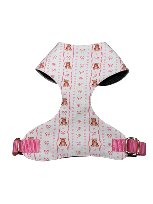 Handgefertigtes Vollbrustgeschirr 2.0 „Tied in Softness“ mit liebevollem rosa Schleifen-, Herz- und Teddy-Motiv. Das Hundegeschirr ist extra weich gepolstert, um Druck auf den Brustkorb beim Ziehen zu reduzieren und hohen Tragekomfort zu bieten. Ausgestattet mit zwei D-Ringen und zwei frostsicheren Klickverschlüssen für optimale Sicherheit und Funktionalität. Erhältlich in den Größen XXS–L sowie auf Wunsch maßgeschneidert. Pflegeleicht und waschbar im Wäschebeutel in der Waschmaschine. Ideal für Alltag, Tra
