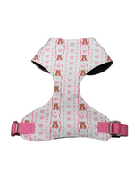 Handgefertigtes Vollbrustgeschirr 2.0 „Tied in Softness“ mit liebevollem rosa Schleifen-, Herz- und Teddy-Motiv. Das Hundegeschirr ist extra weich gepolstert, um Druck auf den Brustkorb beim Ziehen zu reduzieren und hohen Tragekomfort zu bieten. Ausgestattet mit zwei D-Ringen und zwei frostsicheren Klickverschlüssen für optimale Sicherheit und Funktionalität. Erhältlich in den Größen XXS–L sowie auf Wunsch maßgeschneidert. Pflegeleicht und waschbar im Wäschebeutel in der Waschmaschine. Ideal für Alltag, Tra