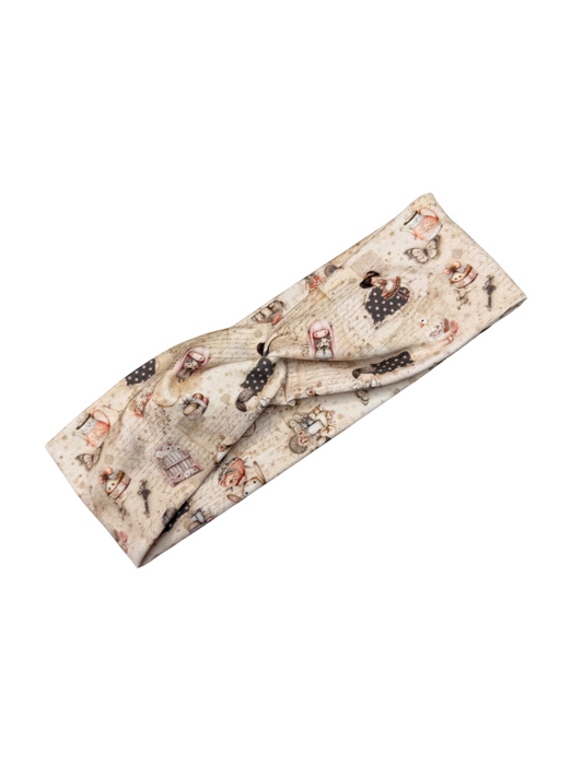 Stirnband „Vintage Poetry“ von Doggies Couture im romantischen Vintage-Design mit zarten Blumenmustern in Rosé-, Creme- und Beigetönen. Das handgefertigte Haarband aus weichem Jersey verfügt über einen stilvollen Twistknoten in der Mitte und sorgt für einen eleganten Look im Alltag, beim Sport oder bei besonderen Anlässen. Angenehm zu tragen, rutschfest und besonders schonend zum Haar – für den perfekten Partnerlook von Hund und Mensch.
