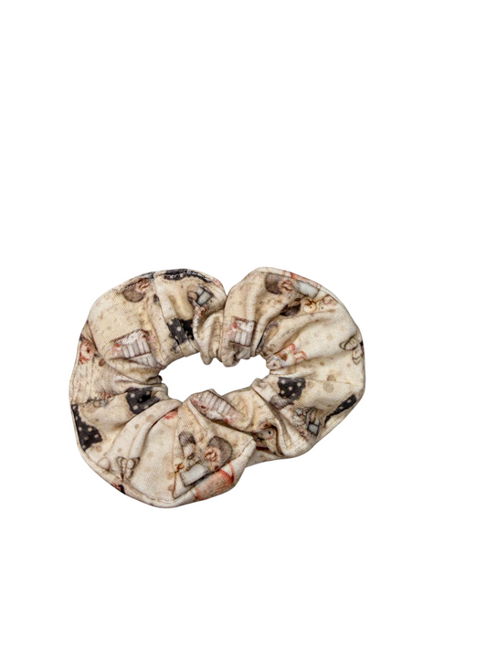Scrunchy „Vintage Poetry“ von Doggies Couture im romantischen Vintage-Design mit zarten Blumenmotiven in Rosé-, Creme- und Beigetönen. Das handgefertigte Haargummi aus weichem Jersey ist angenehm zu tragen, besonders haarschonend und verhindert Ziehen, Abbrechen oder Verheddern der Haare. Das stilvolle Accessoire ergänzt den Partnerlook von Hund und Mensch und passt dank One-Size-Größe zu jedem Haarstil. 