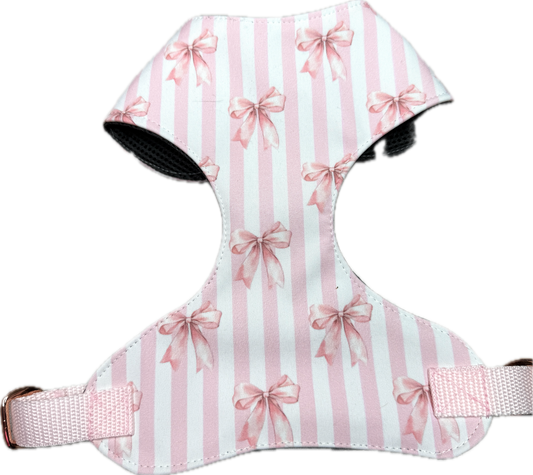 Vollbrustgeschirr 2.0 „Wrapped in Blush“ von Doggies Couture in zartem Rosa mit romantischem Schleifenmuster. Handgefertigtes Hundegeschirr mit extra Polsterung zur Druckentlastung am Brustkorb, zwei D-Ringen und zwei frostsicheren Klickverschlüssen gegen Verrutschen des Rückenteils. Verstellbares Hundegeschirr für Komfort, Sicherheit und stilvolle Spaziergänge.