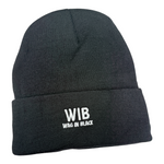 Schwarze Haube „Wag in Black“ von Doggies Couture – stylische Strickmütze in Schwarz mit „Wag in Black“-Schriftzug, modisches Accessoire für Hundeliebhaber und Hundehalter.