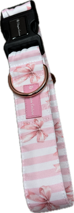 Halsband „Wrapped in Blush“ von Doggies Couture in zartem Rosa mit romantischem Schleifenmuster. Handgefertigtes Hundehalsband mit frostsicherem Klickverschluss und stabilem D-Ring zur Befestigung der Leine. Erhältlich in den Größen S bis XL sowie den Breiten 30 mm, 40 mm und 50 mm. Stilvolles, pflegeleichtes Hundehalsband für Alltag, Training und besondere Momente. 🎀🐾🤍