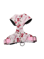Rosa Vollbrustgeschirr 2.0 für Hunde im Design „Extra Cherry“ mit süßen Kirschen und Schleifen. Das gepolsterte Hundegeschirr bietet hohen Tragekomfort, zwei D-Ringe für flexible Nutzung sowie zwei frostsichere Klickverschlüsse für sicheren Halt. Verstellbar, leicht zu reinigen und in verschiedenen Größen erhältlich – ideal für Alltag, Training und Spaziergänge. 🍒🎀🐾