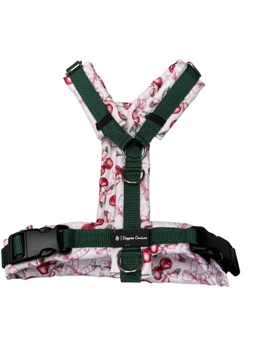 Rosa Y-Brustgeschirr für Hunde im Design „Extra Cherry“ mit verspielten Kirschen, Schleifen und zarten Rosatönen. Das ergonomische Hundegeschirr bietet eine perfekte Passform, maximale Bewegungsfreiheit durch freie Schultern und keinen Druck auf den Hals. Weich gepolstert, verstellbar im Brust- und Bauchbereich sowie ausgestattet mit zwei D-Ringen und zwei frostsicheren Klickverschlüssen. Erhältlich von XXS bis XL und auch maßgeschneidert. 🍒🎀🐾