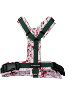 Rosa Y-Brustgeschirr für Hunde im Design „Extra Cherry“ mit verspielten Kirschen, Schleifen und zarten Rosatönen. Das ergonomische Hundegeschirr bietet eine perfekte Passform, maximale Bewegungsfreiheit durch freie Schultern und keinen Druck auf den Hals. Weich gepolstert, verstellbar im Brust- und Bauchbereich sowie ausgestattet mit zwei D-Ringen und zwei frostsicheren Klickverschlüssen. Erhältlich von XXS bis XL und auch maßgeschneidert. 🍒🎀🐾