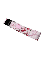Rosa Hundehalsband im Design „Extra Cherry“ mit verspielten Kirschen und Schleifen. Das Halsband verfügt über einen D-Ring zur Leinenbefestigung, einen frostsicheren Klickverschluss und ist in den Breiten 30 mm, 40 mm und 50 mm erhältlich. Robust, pflegeleicht und passend für stilbewusste Hunde und ihre Menschen. 🍒🎀🐾