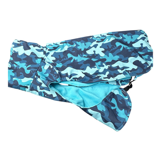 Blauer Camouflage-Hundemantel „Blue Army“ mit warmem, hohem Kragen und wetterfestem Außenstoff.