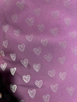 burgund farbener stoff mit silber reflektierende Herzen