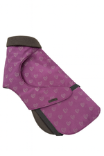 Hundemantel in Burgund mit reflektierenden Herzen– handmade & hochwertig, warm gefüttert.