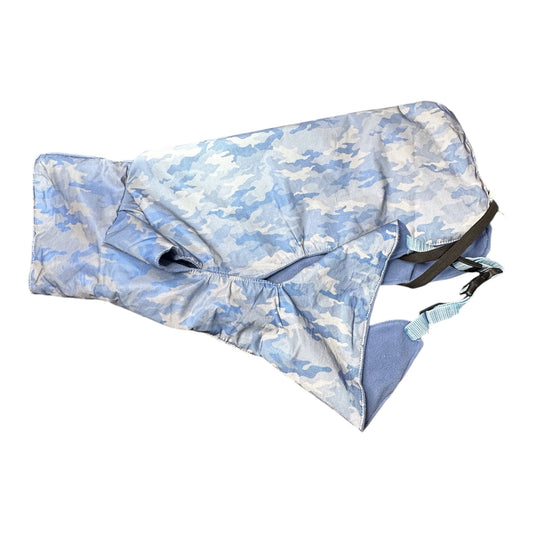 Hellblauer Camouflage-Hundemantel mit warmem Futter – handmade & hochwertig.