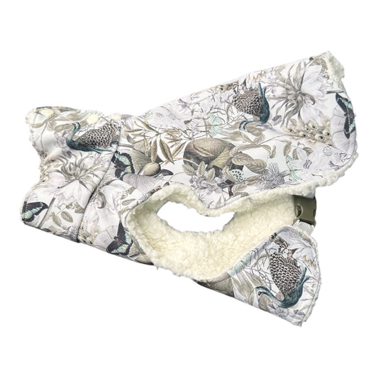Handgemachter Hundemantel „Pfau“ in Beige mit weichem Innenfutter – handmade & hochwertig für kalte Tage.