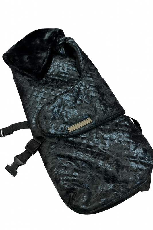 Handgemachter Hundemantel in Schwarz, gesteppt und warm gefüttert – hochwertig gefertigt für kleine bis große Hunde.