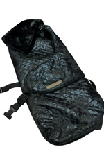 Handgemachter Hundemantel in Schwarz, gesteppt und warm gefüttert – hochwertig gefertigt für kleine bis große Hunde.