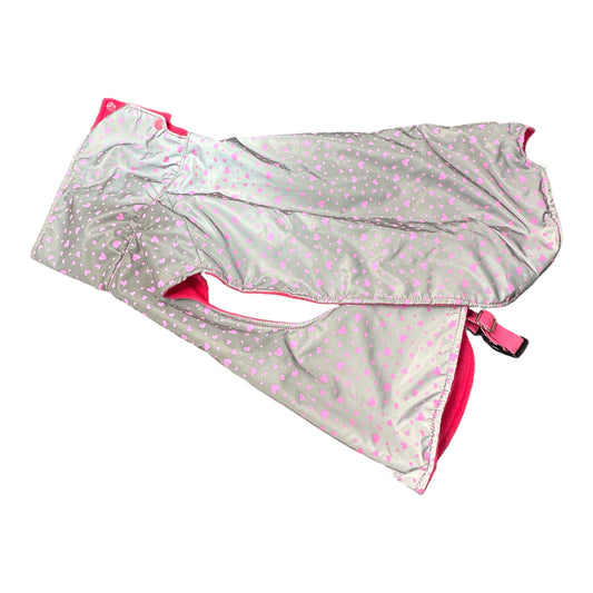 Silberner, reflektierender Hundemantel mit rosa Herzmuster und pinkem Innenfutter – handmade & hochwertig.