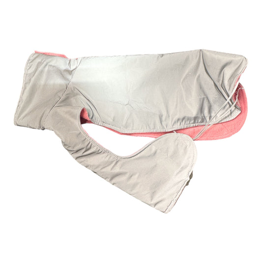 Weich gefütterter Hundemantel in silber reflektirend mit rosa Fleece – handmade & hochwertig.
