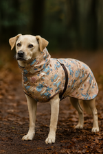 Hund trägt den handgemachten Hundemantel Weihnachtszauber im Wald – festliches Design, warm gefüttert und hochwertig verarbeitet