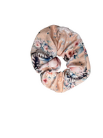 Handgefertigtes Scrunchy „Lost in Stripes“ von Doggies Couture im verspielten Zebra-Design in Rosa, Creme, Blau und Grau. Das weiche Jersey-Haargummi ist dehnbar, angenehm zu tragen und schont das Haar ohne Ziehen, Abbrechen oder Verheddern. Perfekt für Alltag, Hundesport und Freizeit sowie als stilvolles Accessoire passend zur Hundezubehör-Kollektion „Lost in Stripes“. One Size für jeden Look und jede Haarlänge. 🦓🌸💙💗