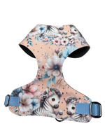 Handgefertigtes Vollbrustgeschirr 2.0 „Lost in Stripes“ von Doggies Couture mit verspieltem Zebra-Design in Rosa, Creme, Blau und Grau. Das Hundegeschirr ist extra gepolstert, um Druck am Brustkorb zu vermeiden, und bietet hohen Tragekomfort für Alltag, Training und Hundesport. Ausgestattet mit 2 D-Ringen sowie 2 frostsicheren Klickverschlüssen, die ein Verrutschen des Rückenteils verhindern. Erhältlich in den Größen XXS–L, auch maßgeschneidert, und leicht zu reinigen im Wäschebeutel in der Waschmaschine. 