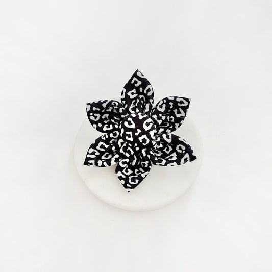 Schwarze Blume mit Leopardenhalsband - doggiescouture.at