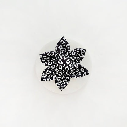 Schwarze Blume mit Leopardenhalsband - doggiescouture.at