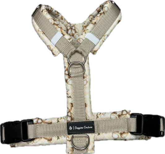 Y-Brustgeschirr für Hunde im Design Soft Beginnings mit niedlichem Teddybären- und Blumenmuster in sanften Beige- und Cremetönen. Das handgefertigte Hundegeschirr von Doggies Couture bietet eine perfekte Passform, maximale Bewegungsfreiheit durch freie Schultern und eine weiche Polsterung für hohen Tragekomfort. Verstellbar im Brust- und Bauchbereich, mit zwei D-Ringen und frostsicheren Klickverschlüssen. 🧸🤍