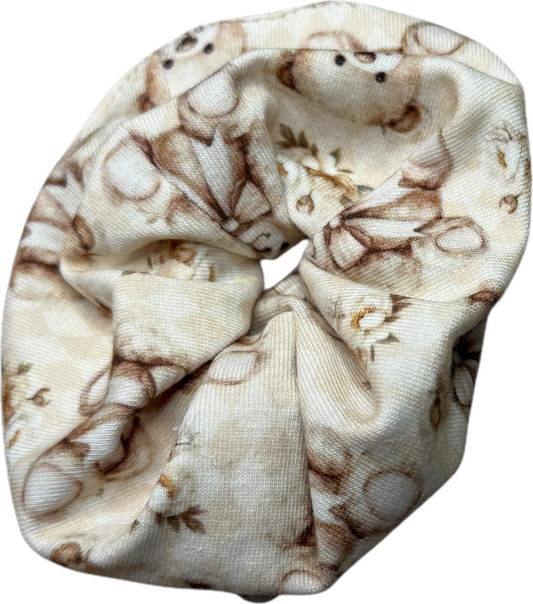 Scrunchy im Design Soft Beginnings mit liebevollem Teddybären- und Blumenmuster in sanften Beige- und Cremetönen. Das handgefertigte Haargummi aus weichem Jersey ist schonend zum Haar, bequem zu tragen und das perfekte Accessoire für Hundehalterinnen. Passend zur Soft Beginnings Kollektion von Doggies Couture. 🧸🤍