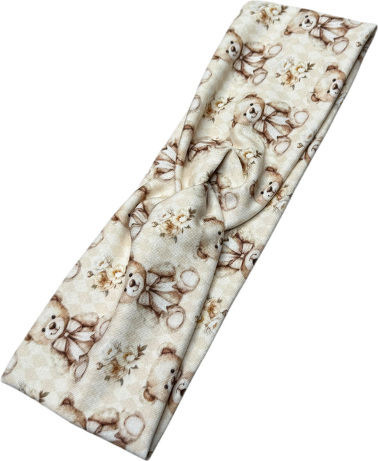 Stirnband im Design Soft Beginnings mit niedlichem Teddybären- und Blumenmuster in sanften Beige- und Cremetönen. Das handgefertigte Twist-Stirnband aus weichem Jersey ist angenehm zu tragen, rutscht nicht und ergänzt den Look von Hundehalterinnen stilvoll. Passendes Accessoire von Doggies Couture. 🧸🤍
