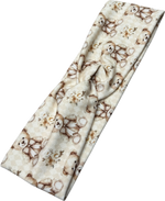 Stirnband im Design Soft Beginnings mit niedlichem Teddybären- und Blumenmuster in sanften Beige- und Cremetönen. Das handgefertigte Twist-Stirnband aus weichem Jersey ist angenehm zu tragen, rutscht nicht und ergänzt den Look von Hundehalterinnen stilvoll. Passendes Accessoire von Doggies Couture. 🧸🤍
