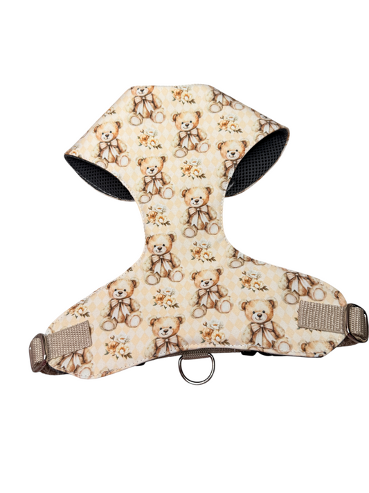 Vollbrustgeschirr 2.0 für Hunde im Design Soft Beginnings mit Teddybären- und Blumenmuster in sanften Beige- und Cremetönen. Das handgefertigte Hundegeschirr von Doggies Couture ist extra gepolstert, um Druck auf den Brustkorb zu reduzieren, und verfügt über zwei D-Ringe sowie zwei frostsichere Klickverschlüsse. Bequemes und stilvolles Hundezubehör für Alltag, Training und Spaziergänge. 🧸🤍