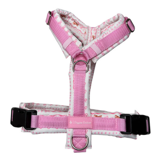 Handgefertigtes Y-Brustgeschirr „Tied in Softness“ für Hunde mit rosa Schleifen, Herzen und Teddy-Motiv. Das weich gepolsterte Hundegeschirr bietet eine perfekte Passform, maximale Bewegungsfreiheit durch freie Schultern und keinen Druck auf den Hals. Verstellbar im Brust- und Bauchbereich, mit zwei D-Ringen und frostsicheren Klickverschlüssen. Erhältlich in den Größen XXS–XL sowie auf Maß gefertigt. Ideal für Alltag, Training und Spaziergänge.