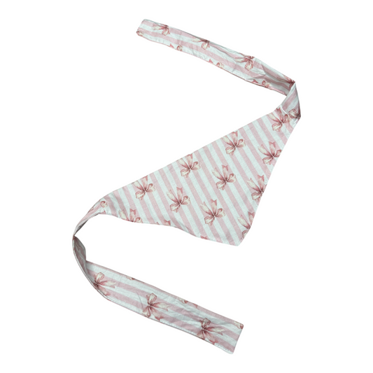 Halstuch „Wrapped in Blush“ von Doggies Couture in zartem Rosa mit romantischem Schleifenmuster. Handgefertigtes Hundehalstuch aus Baumwolle für stilvolle Spaziergänge und besondere Anlässe. Weiches, bequemes Hundeaccessoire in den Größen XXS bis L – perfekt für einen eleganten und liebevollen Look. 🩷🎀🐾