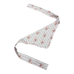 Halstuch „Wrapped in Blush“ von Doggies Couture in zartem Rosa mit romantischem Schleifenmuster. Handgefertigtes Hundehalstuch aus Baumwolle für stilvolle Spaziergänge und besondere Anlässe. Weiches, bequemes Hundeaccessoire in den Größen XXS bis L – perfekt für einen eleganten und liebevollen Look. 🩷🎀🐾