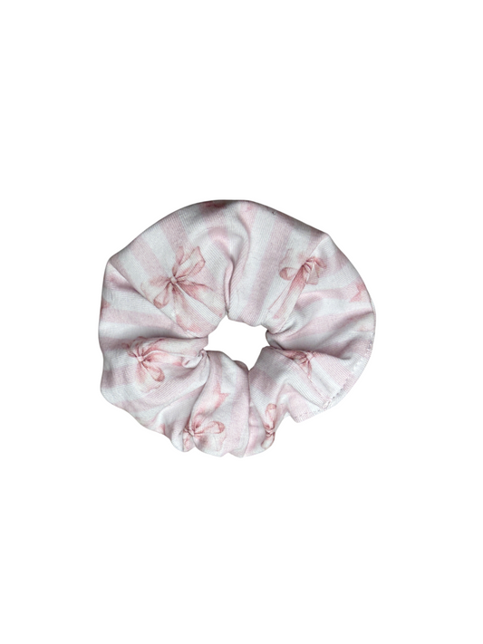 Scrunchy „Wrapped in Blush“ von Doggies Couture in zartem Rosa mit romantischem Schleifenmuster. Handgefertigtes Haar-Accessoire aus weichem Jersey für einen stilvollen Look im Alltag. Schonend zum Haar, angenehm zu tragen und perfekt für den abgestimmten Matching-Look von Hund und Mensch. 🎀🤍✨