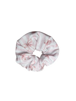Scrunchy „Wrapped in Blush“ von Doggies Couture in zartem Rosa mit romantischem Schleifenmuster. Handgefertigtes Haar-Accessoire aus weichem Jersey für einen stilvollen Look im Alltag. Schonend zum Haar, angenehm zu tragen und perfekt für den abgestimmten Matching-Look von Hund und Mensch. 🎀🤍✨