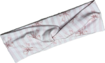 Stirnband „Wrapped in Blush“ von Doggies Couture in zartem Rosa mit romantischem Schleifenmuster. Handgefertigtes Stirnband aus weichem Jersey mit stylischem Twist in der Mitte. Angenehm zu tragen, rutschfest und schonend zum Haar – perfekt für Alltag, Spaziergänge, Hundesport und den abgestimmten Matching-Look von Hund und Mensch. 🎀🤍✨